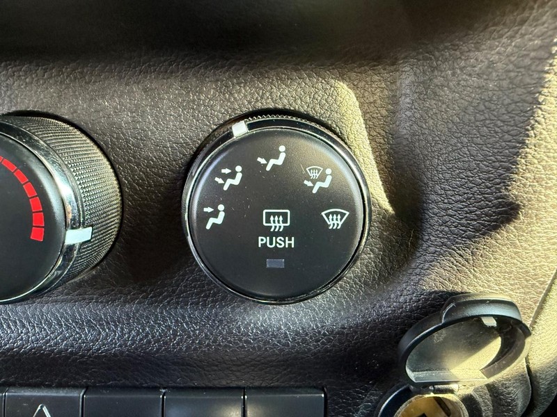 Jeep Wrangler JK Unlimited Vehicle Full-screen Gallery Image 24