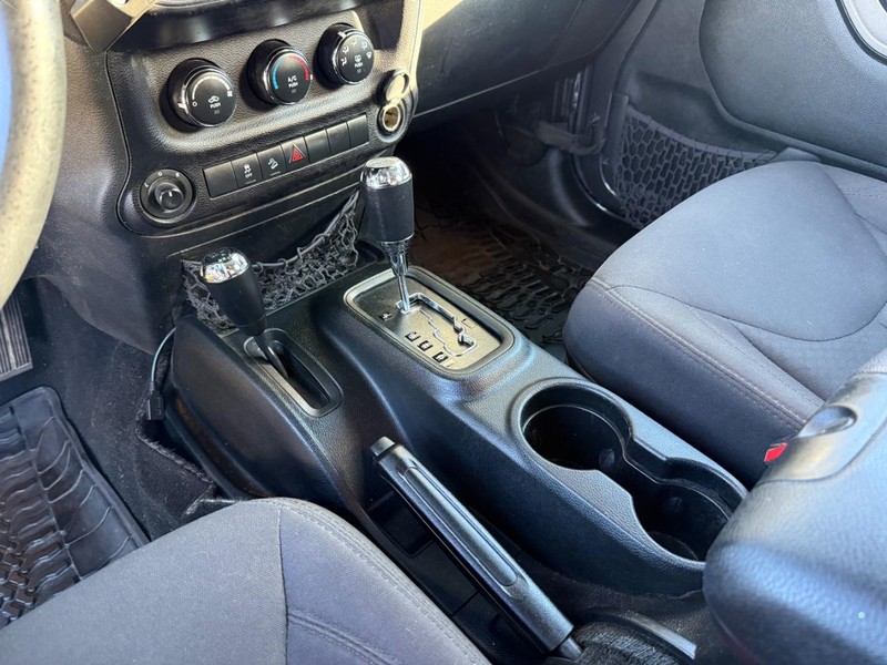 Jeep Wrangler JK Unlimited Vehicle Full-screen Gallery Image 26