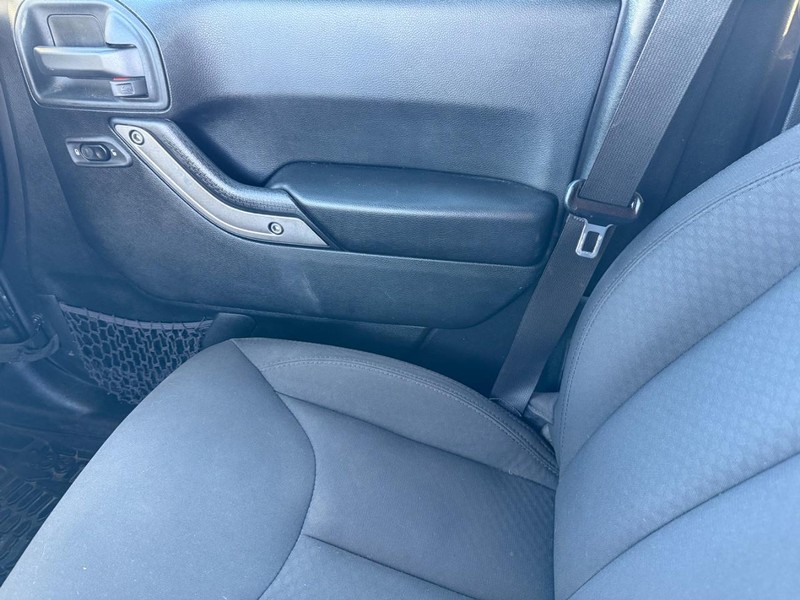 Jeep Wrangler JK Unlimited Vehicle Full-screen Gallery Image 27