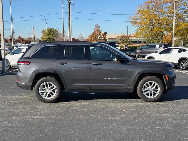 Jeep Grand Cherokee Vehicle Full-screen Gallery Image 02