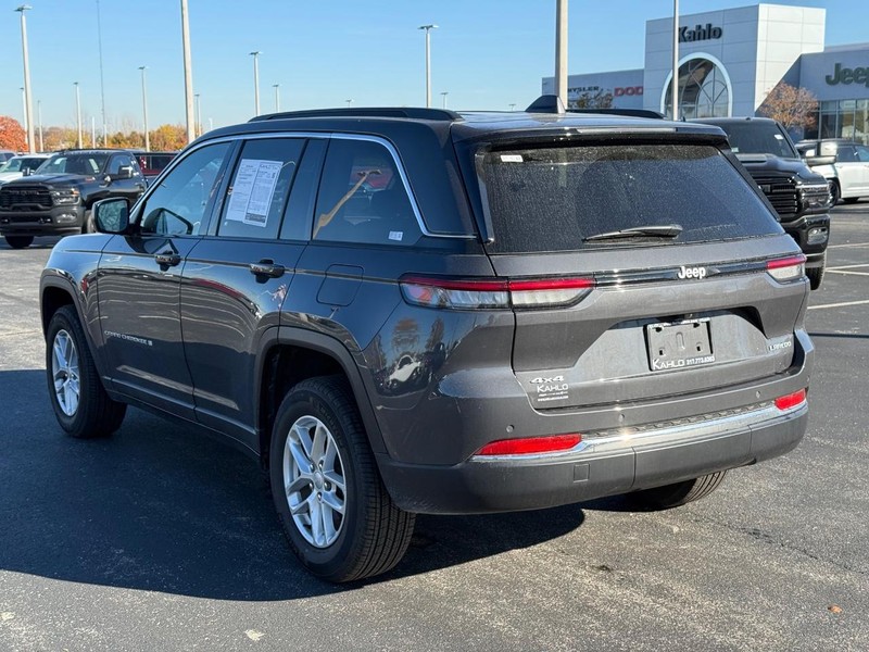 Jeep Grand Cherokee Vehicle Full-screen Gallery Image 05