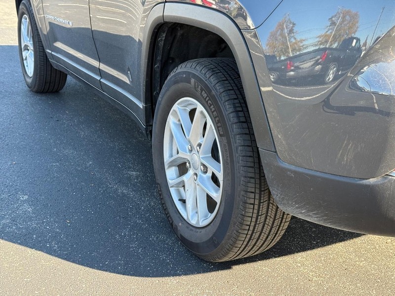 Jeep Grand Cherokee Vehicle Full-screen Gallery Image 06