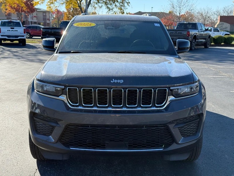 Jeep Grand Cherokee Vehicle Full-screen Gallery Image 09