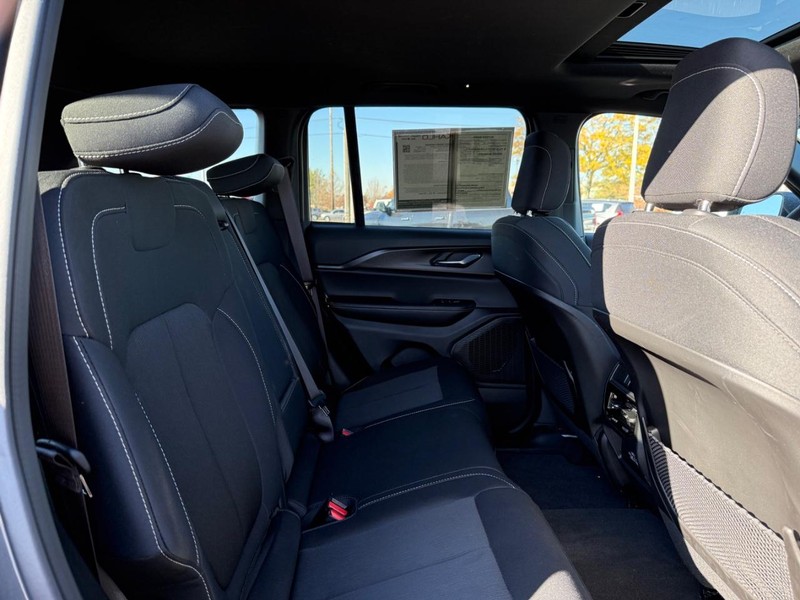 Jeep Grand Cherokee Vehicle Full-screen Gallery Image 10