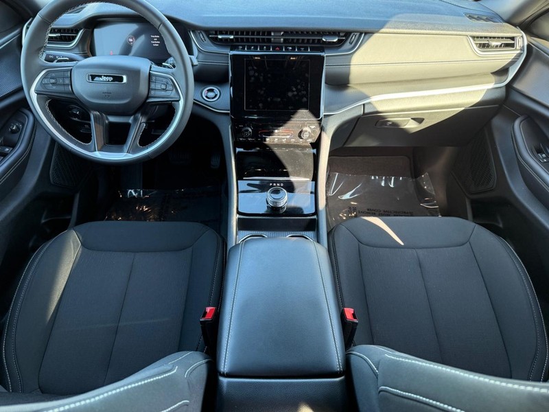 Jeep Grand Cherokee Vehicle Full-screen Gallery Image 13