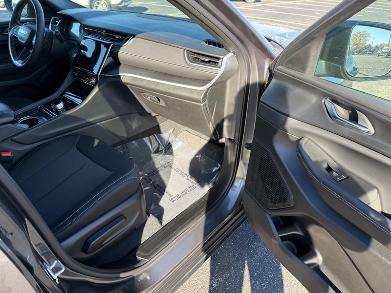 Jeep Grand Cherokee Vehicle Full-screen Gallery Image 15