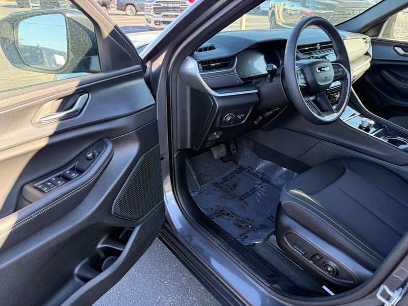 Jeep Grand Cherokee Vehicle Full-screen Gallery Image 17