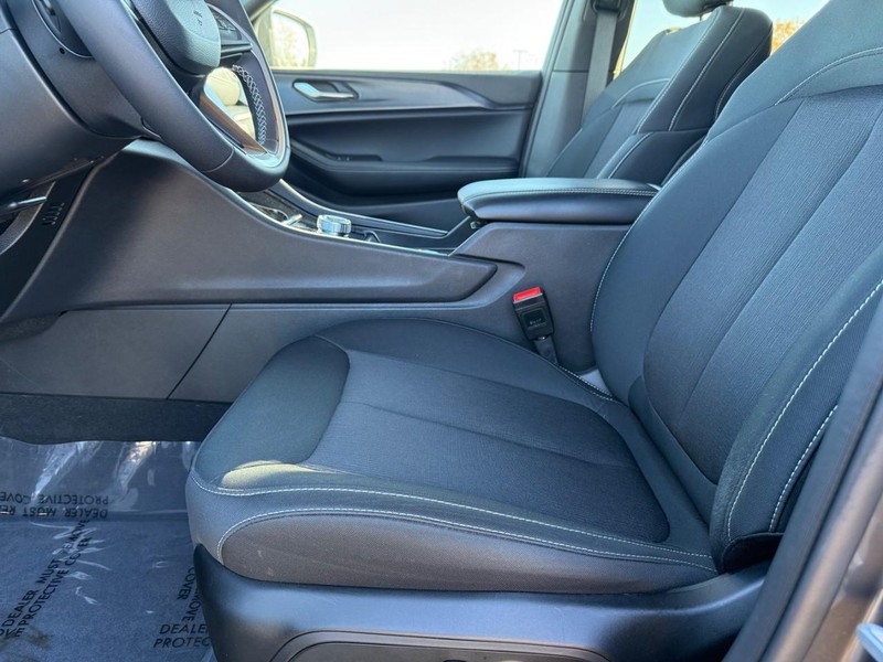 Jeep Grand Cherokee Vehicle Full-screen Gallery Image 18