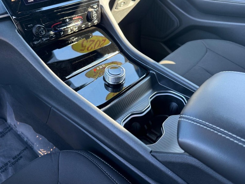 Jeep Grand Cherokee Vehicle Full-screen Gallery Image 26