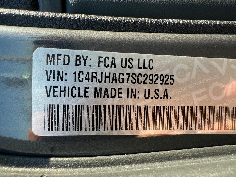 Jeep Grand Cherokee Vehicle Full-screen Gallery Image 32