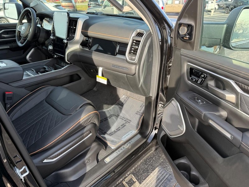 Ram 1500 Vehicle Full-screen Gallery Image 12