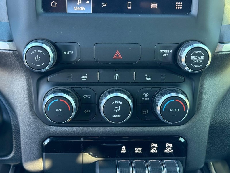 Ram 1500 Vehicle Full-screen Gallery Image 25