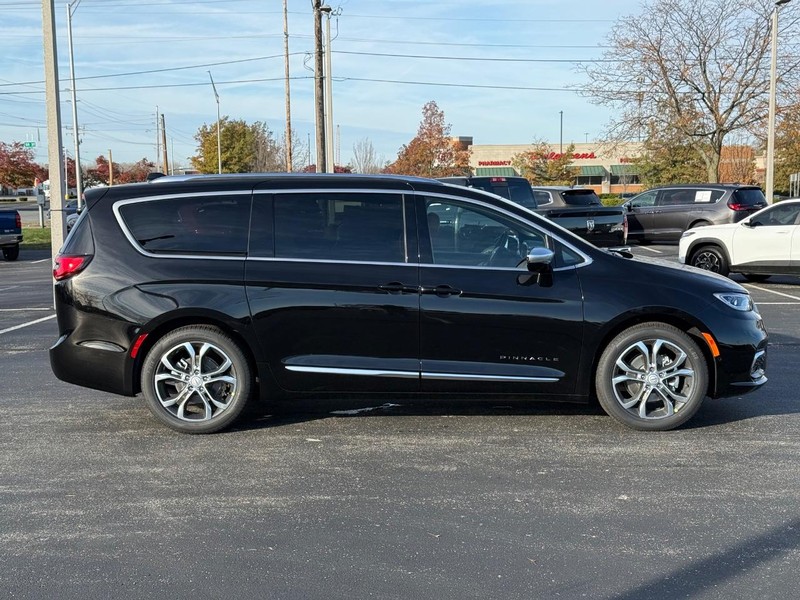 Chrysler Pacifica Vehicle Full-screen Gallery Image 2