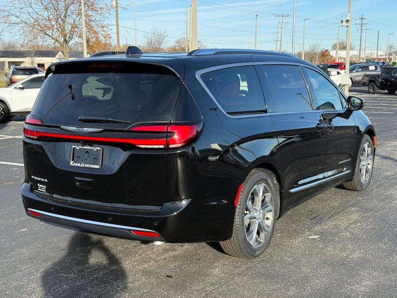 Chrysler Pacifica Vehicle Full-screen Gallery Image 3