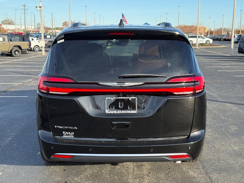 Chrysler Pacifica Vehicle Full-screen Gallery Image 4