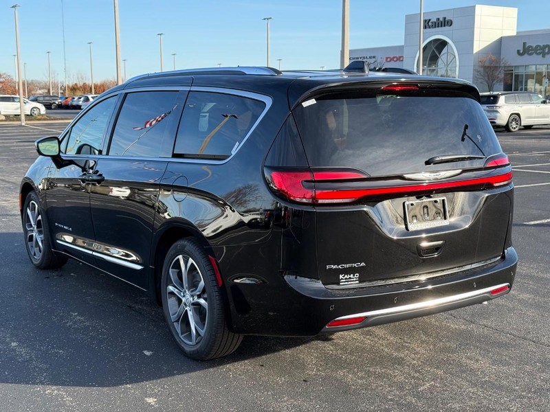 Chrysler Pacifica Vehicle Full-screen Gallery Image 5