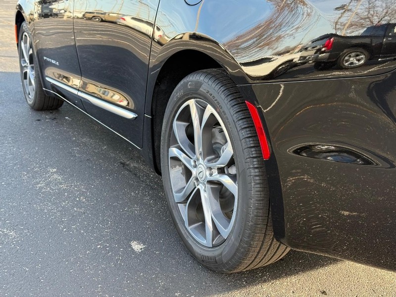 Chrysler Pacifica Vehicle Full-screen Gallery Image 6