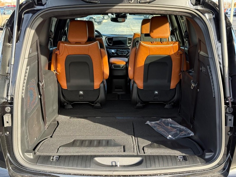 Chrysler Pacifica Vehicle Full-screen Gallery Image 7