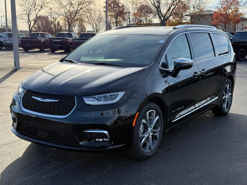 Chrysler Pacifica Vehicle Full-screen Gallery Image 9