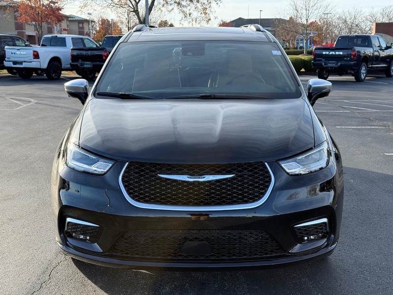 Chrysler Pacifica Vehicle Full-screen Gallery Image 10