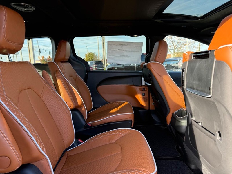 Chrysler Pacifica Vehicle Full-screen Gallery Image 11