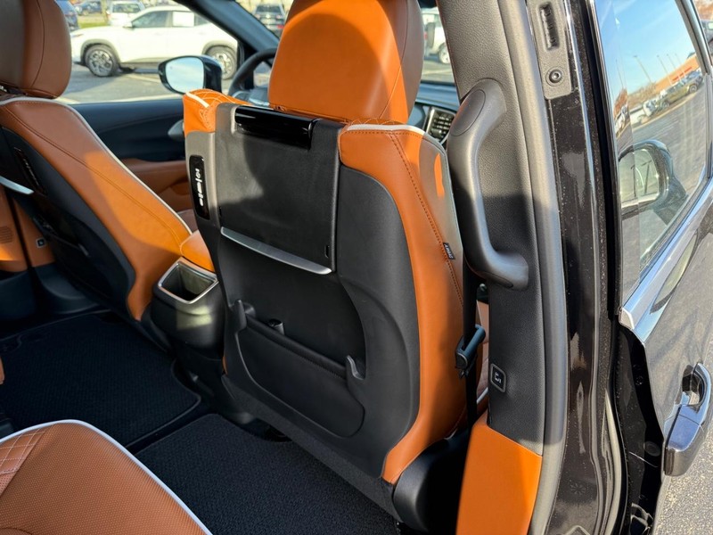 Chrysler Pacifica Vehicle Full-screen Gallery Image 12