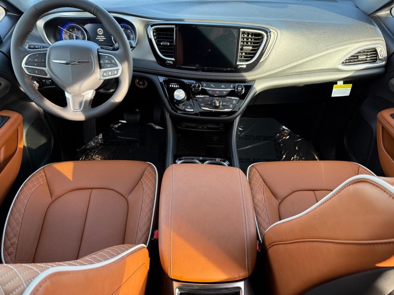 Chrysler Pacifica Vehicle Full-screen Gallery Image 14