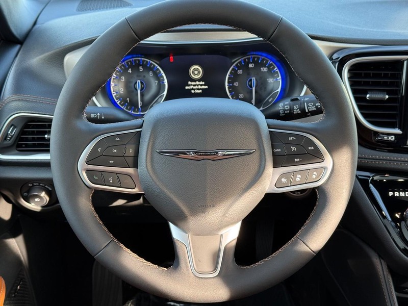 Chrysler Pacifica Vehicle Full-screen Gallery Image 15