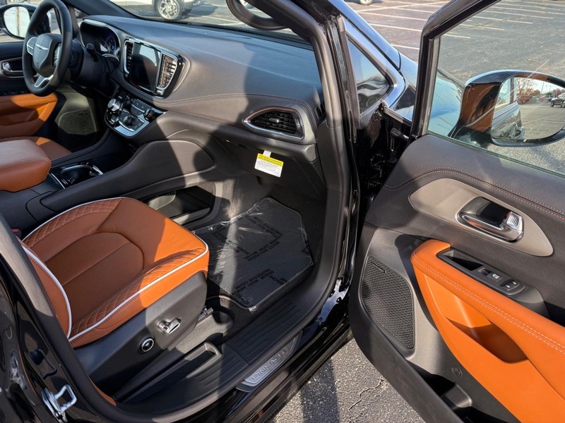 Chrysler Pacifica Vehicle Full-screen Gallery Image 16