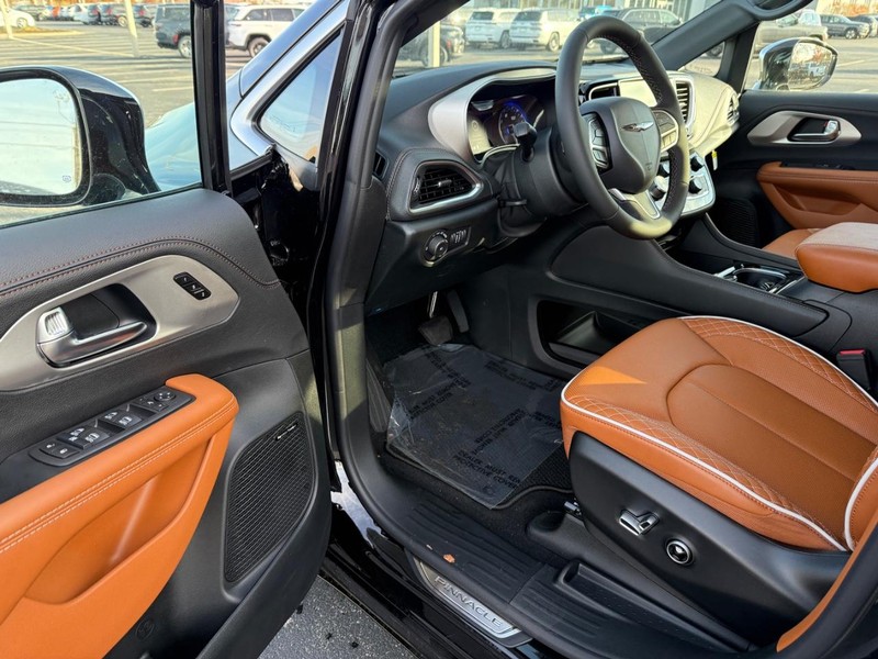 Chrysler Pacifica Vehicle Full-screen Gallery Image 18