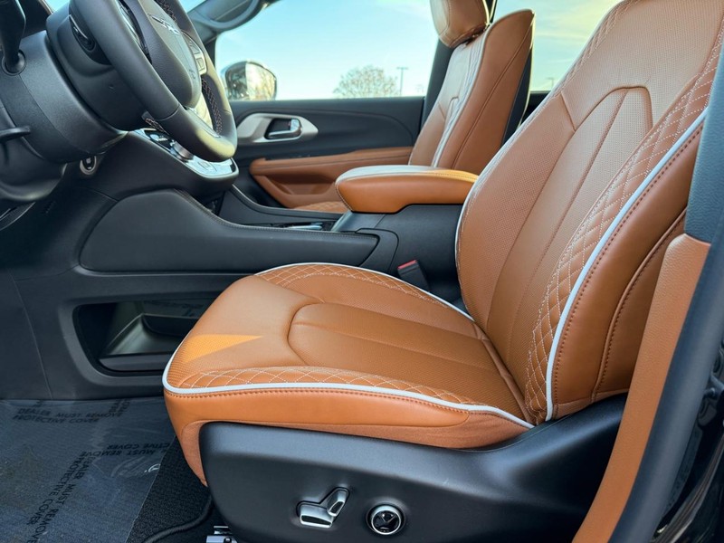 Chrysler Pacifica Vehicle Full-screen Gallery Image 19