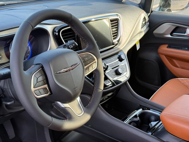 Chrysler Pacifica Vehicle Full-screen Gallery Image 20