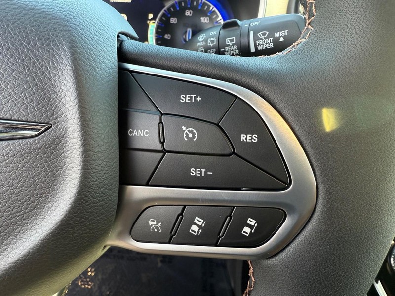 Chrysler Pacifica Vehicle Full-screen Gallery Image 22