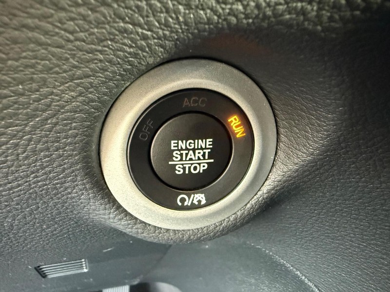 Chrysler Pacifica Vehicle Full-screen Gallery Image 23