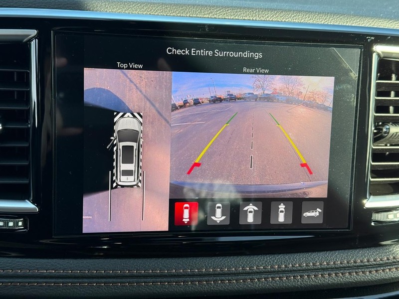 Chrysler Pacifica Vehicle Full-screen Gallery Image 25