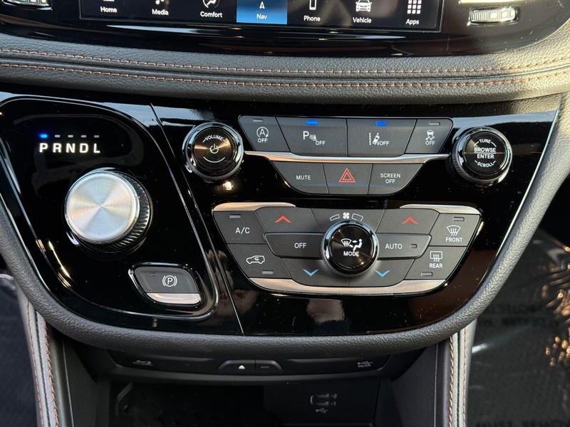 Chrysler Pacifica Vehicle Full-screen Gallery Image 26