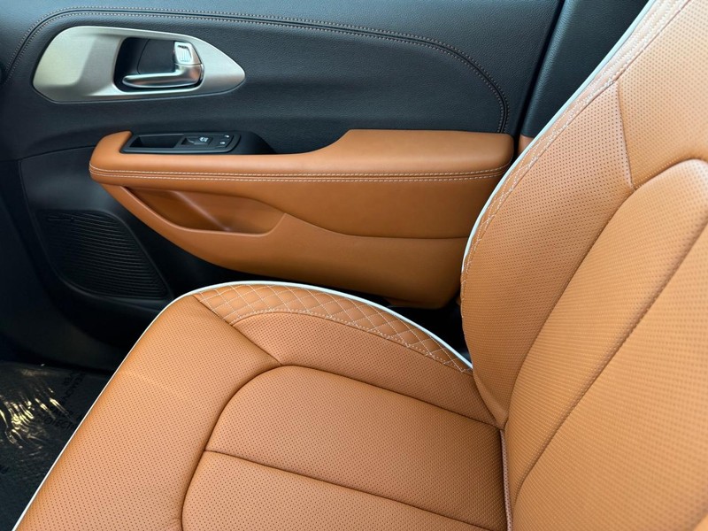 Chrysler Pacifica Vehicle Full-screen Gallery Image 28