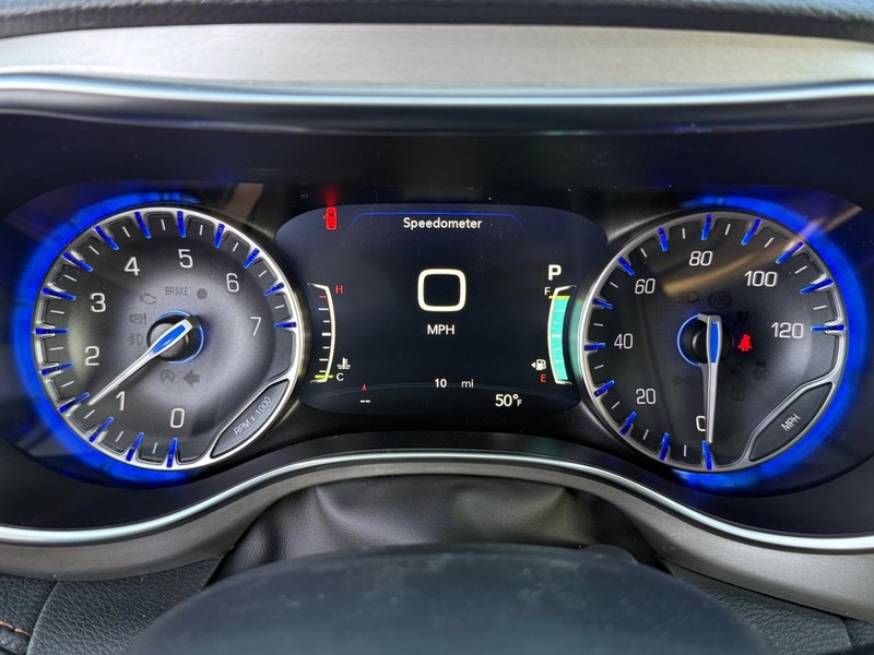 Chrysler Pacifica Vehicle Full-screen Gallery Image 29