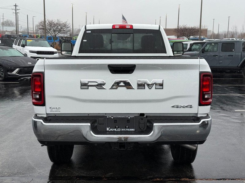 Ram 2500 Vehicle Full-screen Gallery Image 4
