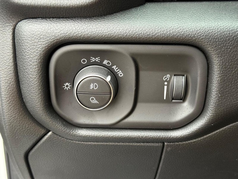 Ram 2500 Vehicle Full-screen Gallery Image 28