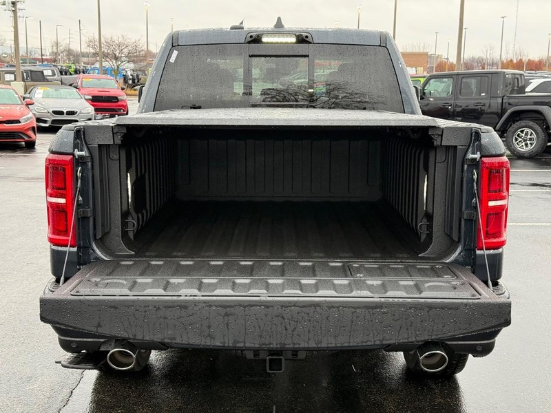 Ram 1500 Vehicle Full-screen Gallery Image 7