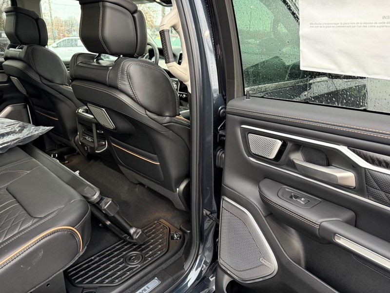 Ram 1500 Vehicle Full-screen Gallery Image 12