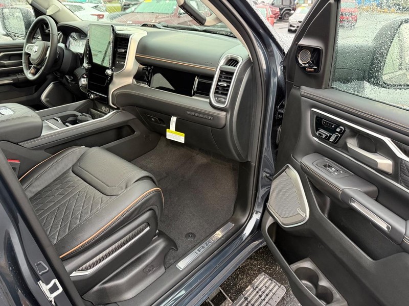 Ram 1500 Vehicle Full-screen Gallery Image 16