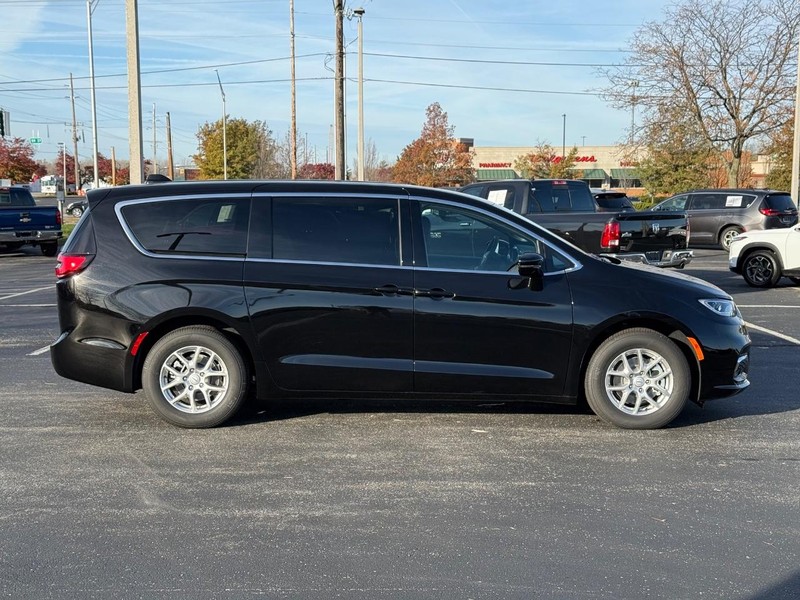 Chrysler Pacifica Vehicle Full-screen Gallery Image 2