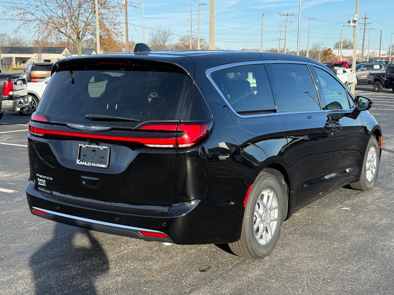 Chrysler Pacifica Vehicle Full-screen Gallery Image 3