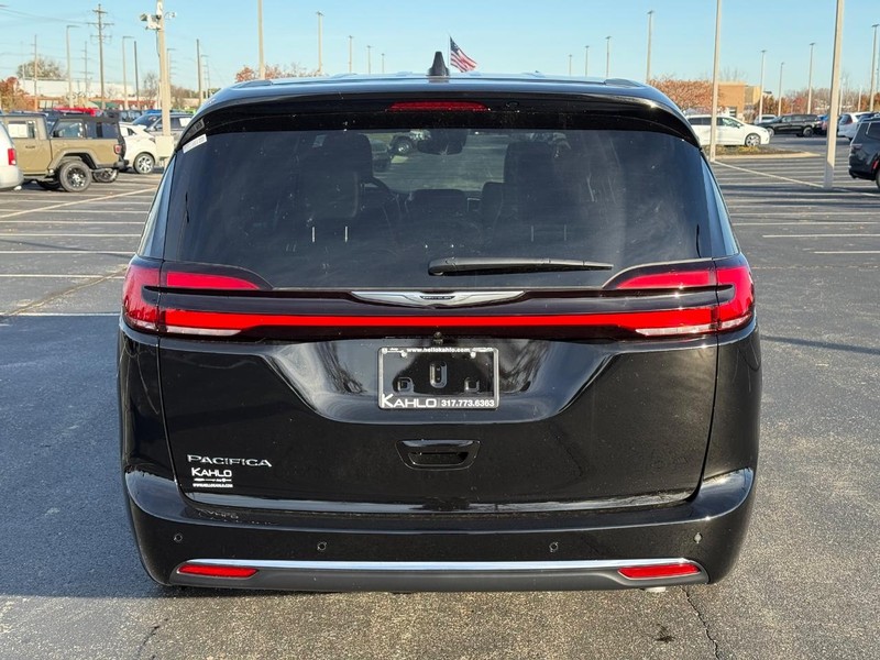 Chrysler Pacifica Vehicle Full-screen Gallery Image 4
