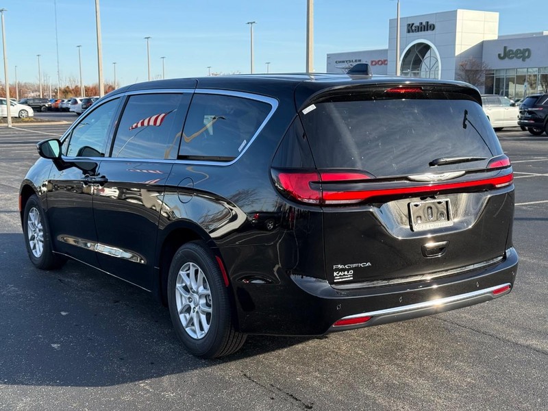 Chrysler Pacifica Vehicle Full-screen Gallery Image 5