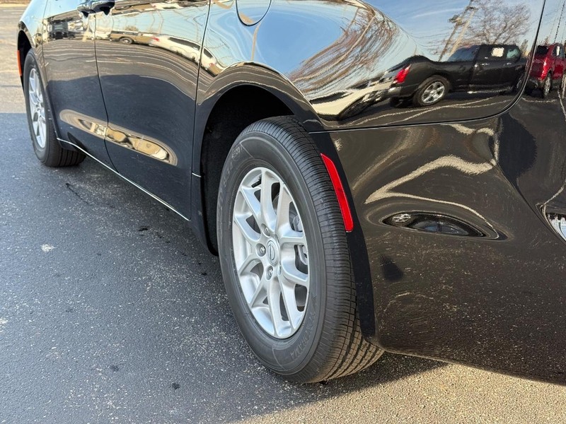 Chrysler Pacifica Vehicle Full-screen Gallery Image 6