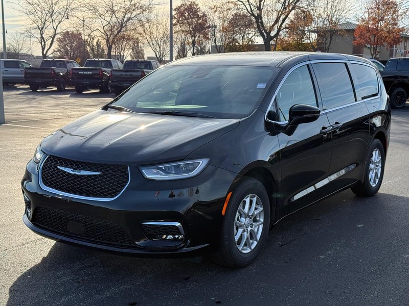 Chrysler Pacifica Vehicle Full-screen Gallery Image 9