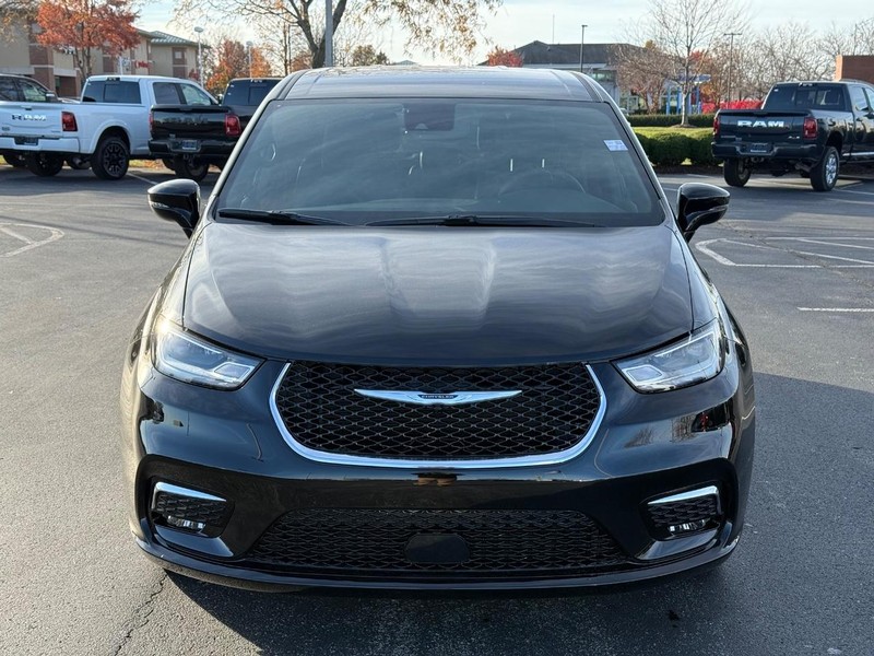 Chrysler Pacifica Vehicle Full-screen Gallery Image 10